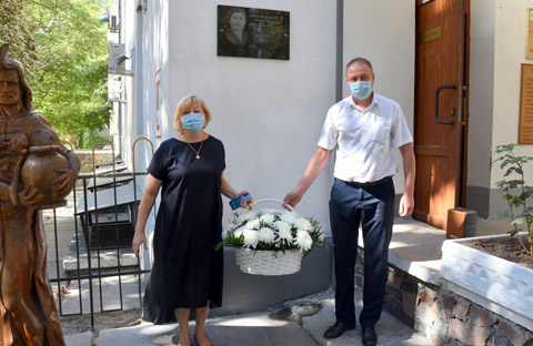 A memorial sign to the organizer of the Republican Blood Service Polina Mikhailenko was opened in Simferopol